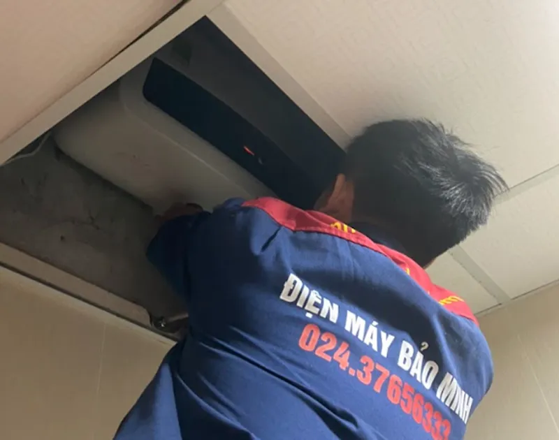 Phụ kiện lắp đặt bình nóng lạnh Ariston gồm van an toàn và dây cấp nước