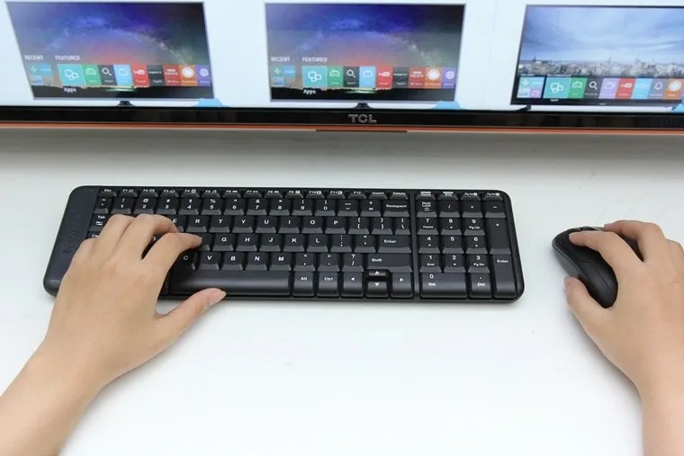 Kết nối chuột và bàn phím làm cách mở tivi sony không cần điều khiển tiện lợi