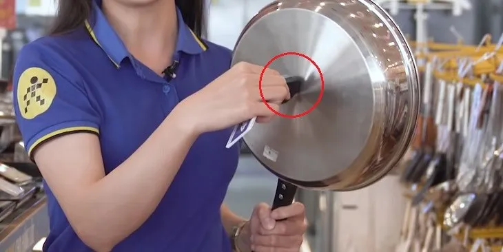 Kiểm tra tính từ tính của nồi bằng nam châm đơn giản