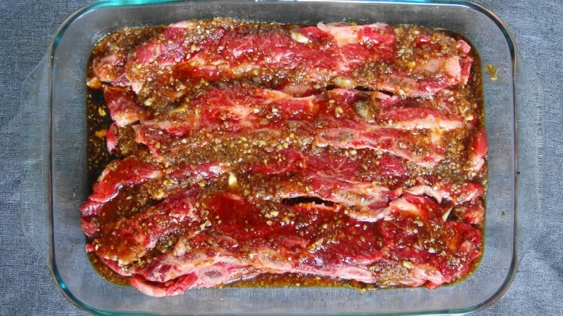 Chuẩn bị thực phẩm ướp gia vị trước khi nướng