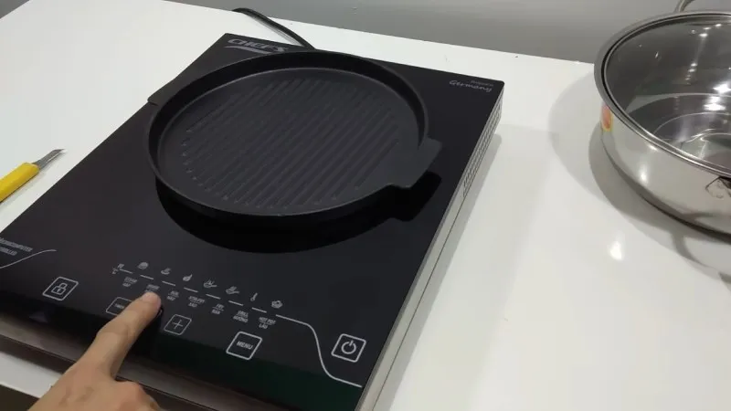 Đặt vỉ nướng lên bếp từ và làm nóng