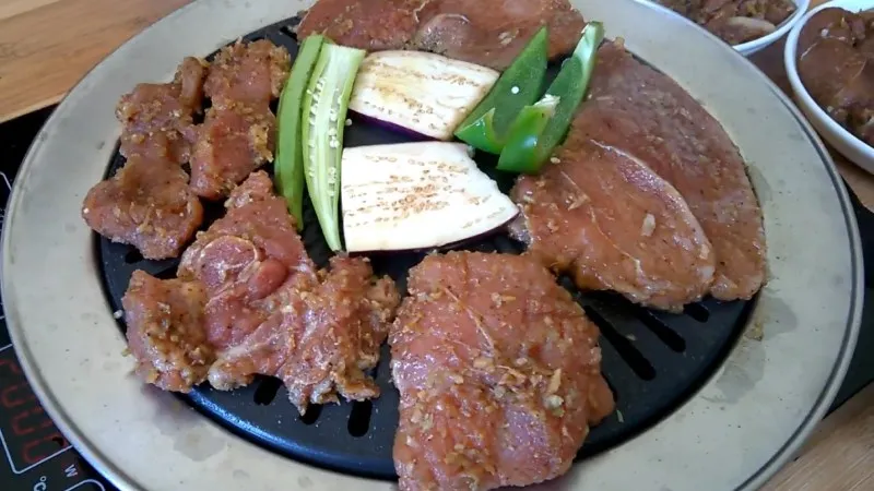 Xếp thực phẩm lên vỉ nướng đã làm nóng