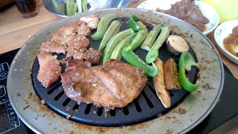 Thịt nướng chín vàng đều hai mặt