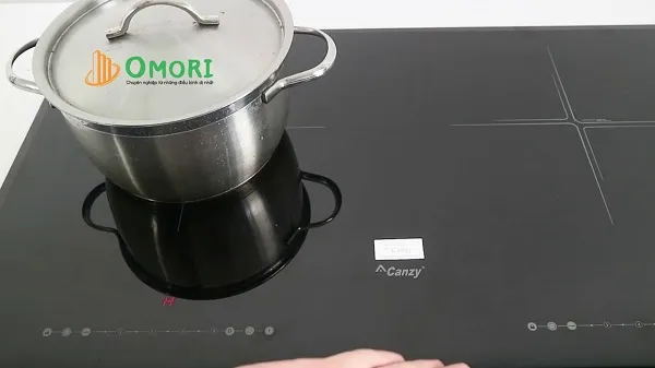 Đặt nồi chính giữa vùng cảm ứng trên bếp từ Canzy