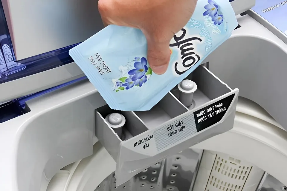 Ngăn chứa bột giặt máy Sanyo gồm 3 ngăn: ngăn I (tẩy trắng), ngăn II (bột giặt chính), ngăn III (nước xả vải)