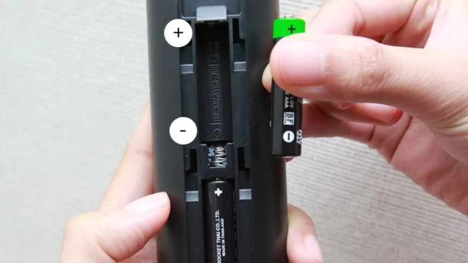 Bước 1: Trước khi bắt đầu sửa chữa, hãy tháo pin khỏi điều khiển tivi.