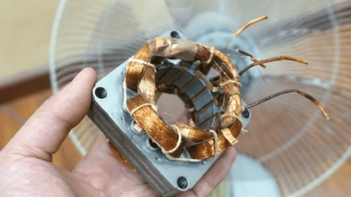 Kiểm tra cuộn dây đồng để sửa lỗi quạt điện kêu to bất thường