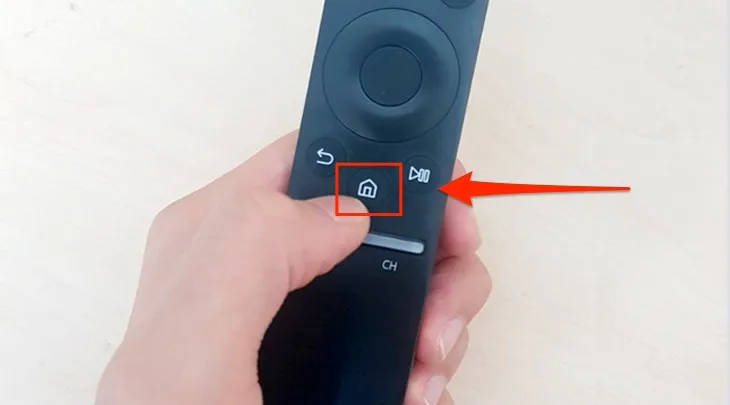 Nhấn nút Home (biểu tượng ngôi nhà) trên remote tivi