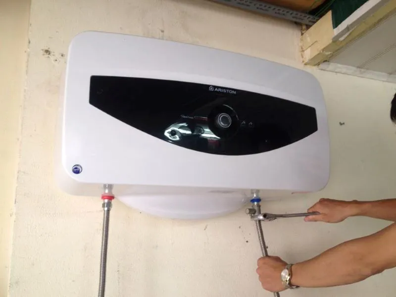 Tháo đường ống nước và van xả đáy bình nóng lạnh