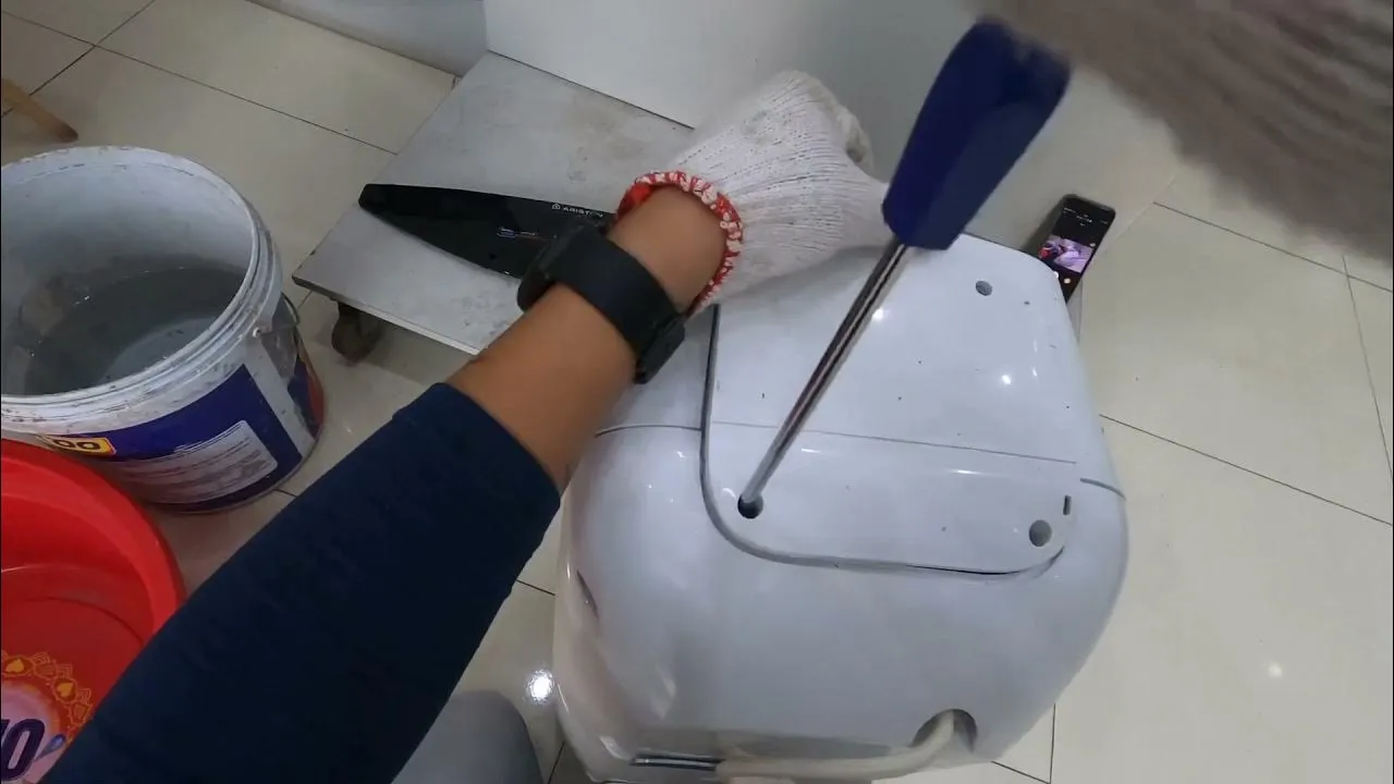 Chi tiết cách thao tác tháo vít vỏ nhựa bình Ariston