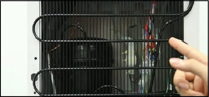 Cấu tạo dàn nóng tủ lạnh hiện đại với quạt tản nhiệt