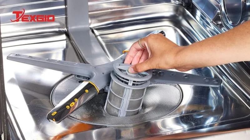 Tháo rời phụ kiện khay chứa để vệ sinh chi tiết