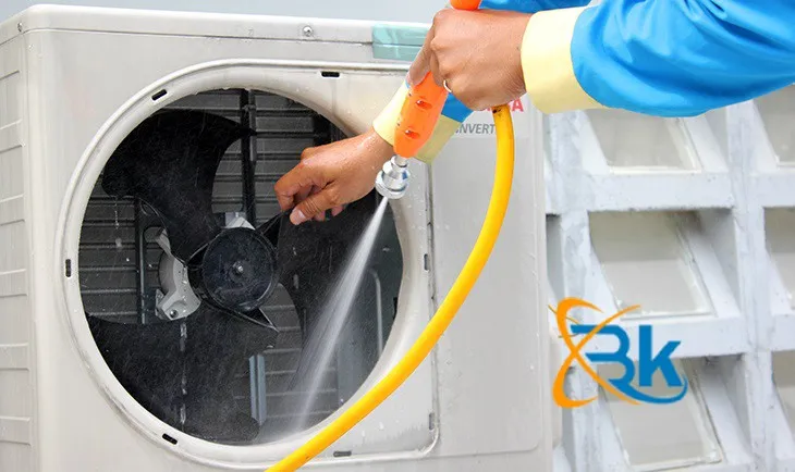 Xịt nước để làm sạch bụi bẩn bên trong cục nóng