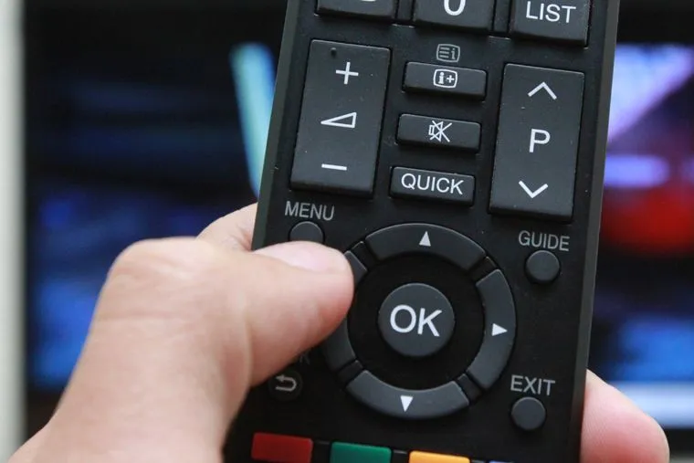 Sử dụng remote để truy cập vào menu cài đặt chính trên màn hình tivi Toshiba đời cũ