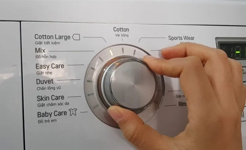 Bảng điều khiển và các nút bấm chính trong cách sử dụng máy giặt cửa ngang LG