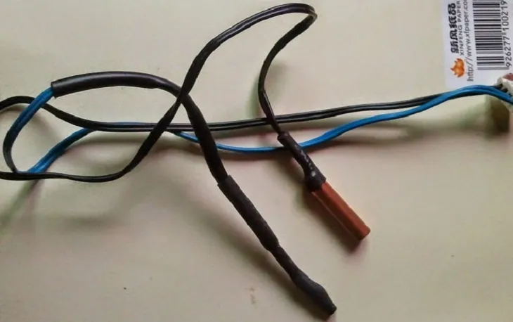 Cấu tạo cảm biến nhiệt độ điều hòa Panasonic với đầu đồng và đầu nhựa