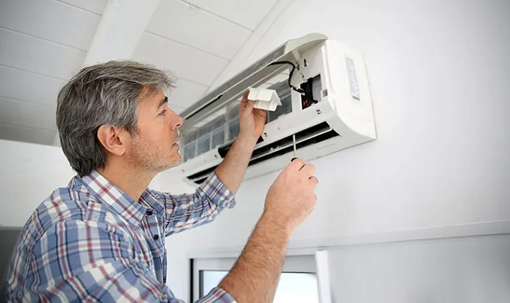 Kỹ thuật viên kiểm tra trị số điện trở của sensor bằng đồng hồ vạn năng