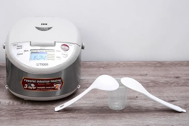 Nồi cơm điện cao tần Tiger 1 lít JKW-A10W có dung tích nấu 1 lít, phù hợp với gia đình có từ 2-4 thành viên