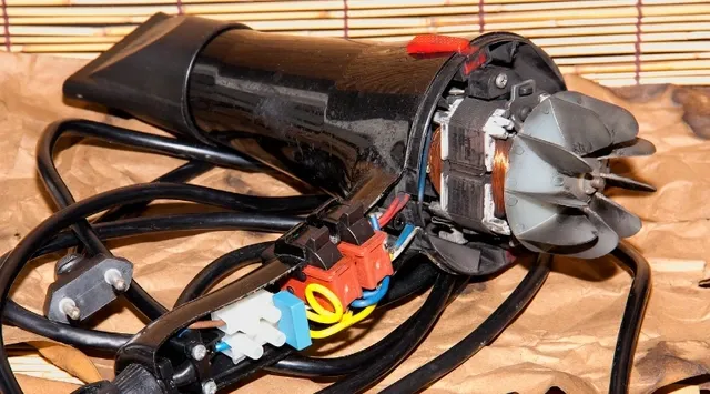 Các linh kiện chi tiết nằm bên trong một chiếc máy sấy tóc thông dụng