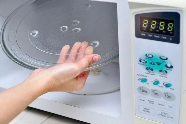 Hệ thống đĩa quay tròn giúp thực phẩm chín đều trong sơ đồ cấu tạo lò vi sóng