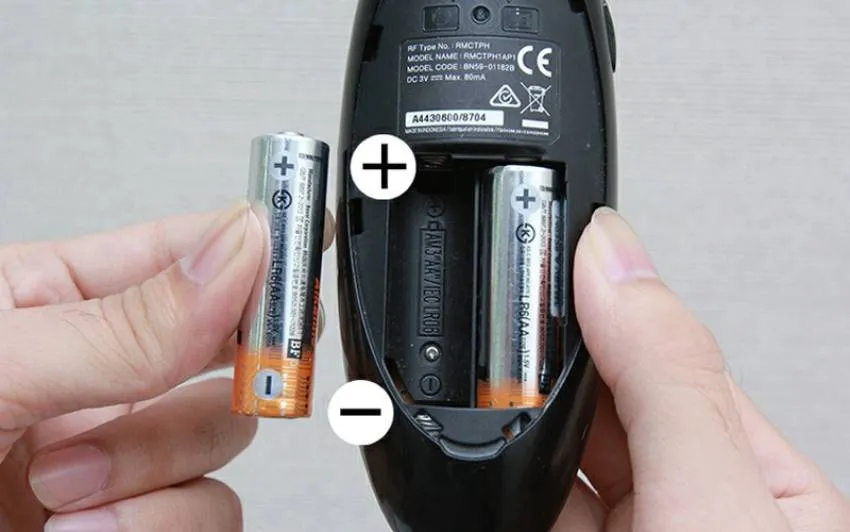 Hình ảnh mô tả cách mở nắp pin điều khiển tivi