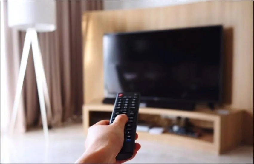 Hình ảnh minh họa cách bảo quản pin và điều khiển tivi