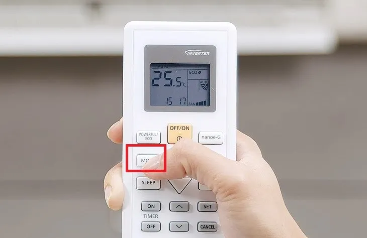 Nhấn vào nút MODE trên remote để tìm và kích hoạt chế độ Heat