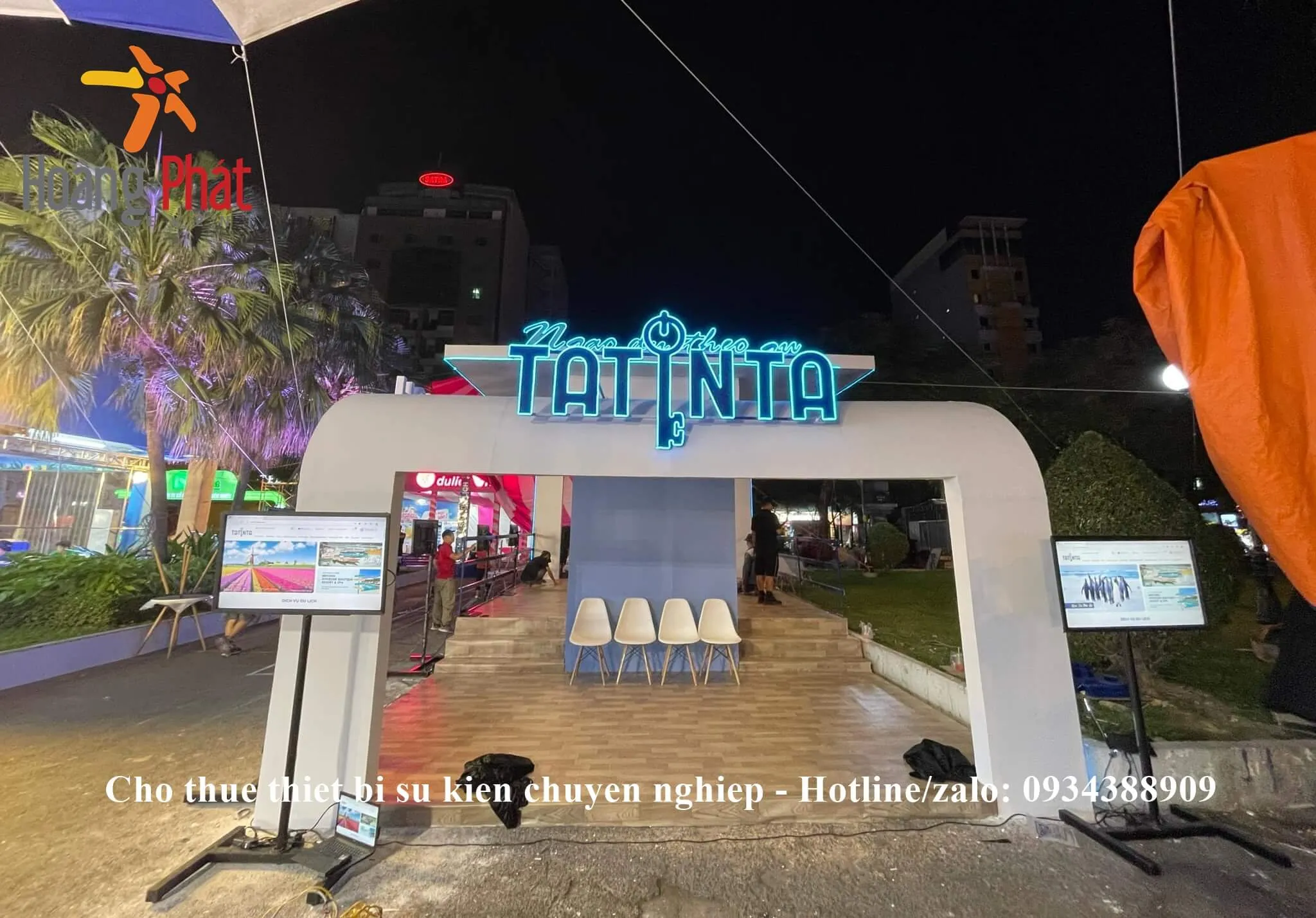 Cận cảnh một chiếc tivi lớn đang hiển thị nội dung sắc nét, sẵn sàng cho buổi thuyết trình