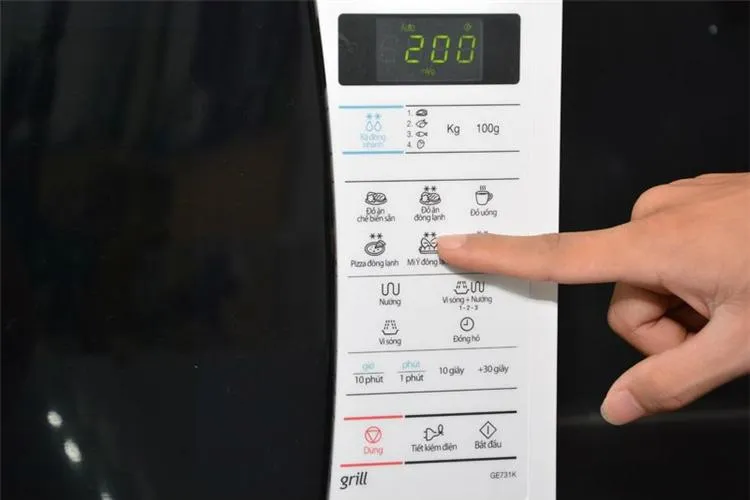 Lò vi sóng Samsung GE731K có thể nấu tự động 6 loại thức ăn