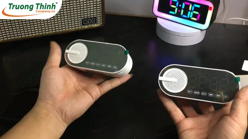 Chuẩn bị 2 loa Bluetooth tương tự nhau