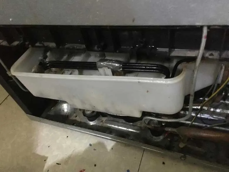 Khay hứng nước phía sau tủ lạnh Sharp có thể bị nứt do tác động vật lý
