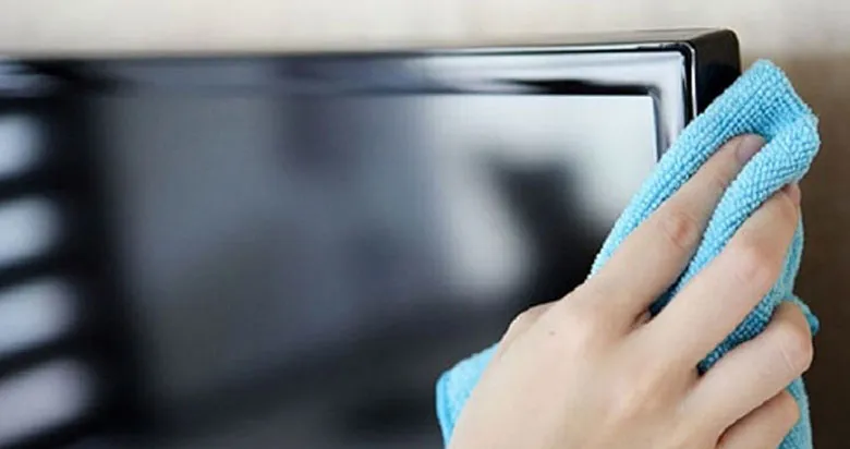 Vệ sinh khe tản nhiệt giúp tivi hoạt động ổn định và tránh lỗi nháy đèn