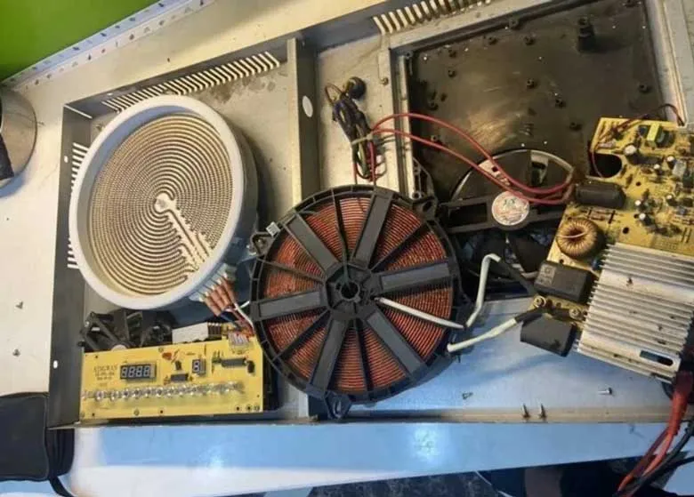 kiểm tra linh kiện bên trong bếp tử khi có tiếng kêu lạ liên tục