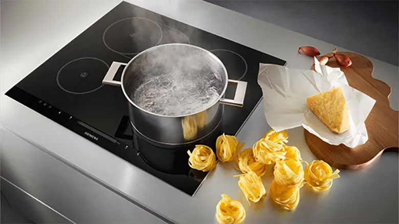 Nút cảm ứng bếp từ bị liệt do bị bám thực phẩm