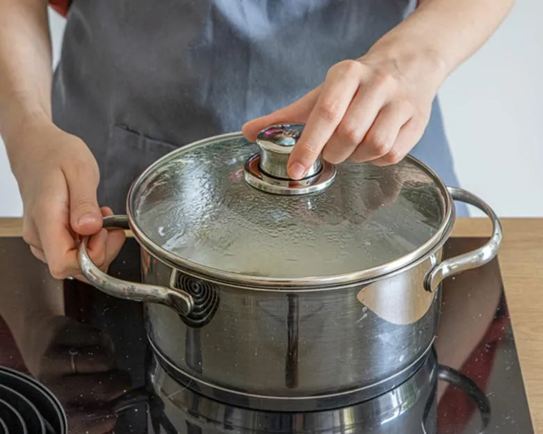 Sử dụng bộ nồi đáy từ cao cấp giúp hạn chế rủi ro bếp từ bị chập điện do sốc nhiệt