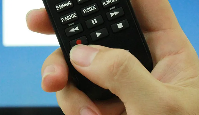 Sử dụng nút REC để ghi hình