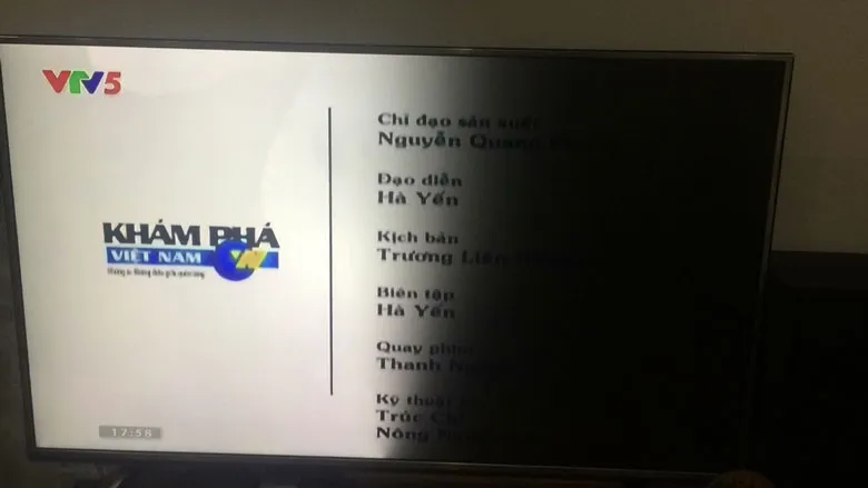 Mô tả: Cận cảnh dây cáp HDMI kết nối với tivi Samsung