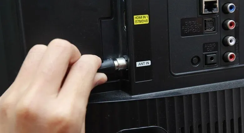 Mô tả: Minh họa cách cắm chặt dây cáp HDMI vào cổng tivi