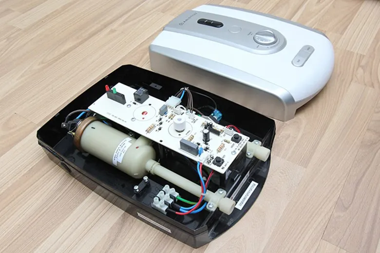 Tháo mặt trước bình nóng lạnh