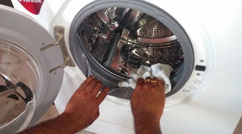 Vệ sinh lưới lọc cặn và cửa xả máy giặt định kỳ