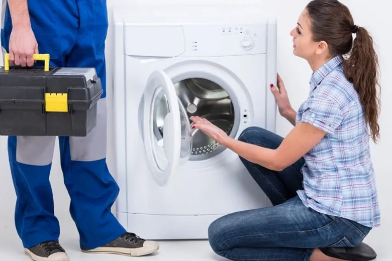 Kiểm tra tình trạng dây curoa máy giặt khi gặp lỗi thoát nước