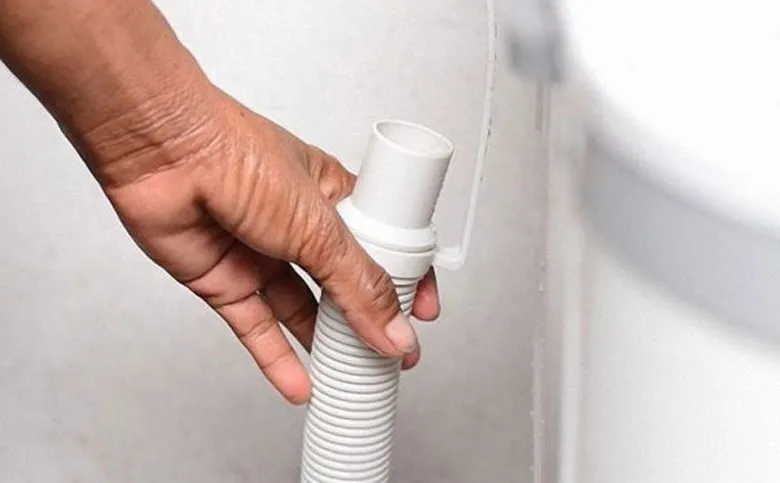 Kiểm tra độ cao ống xả máy giặt để đảm bảo thoát nước hiệu quả