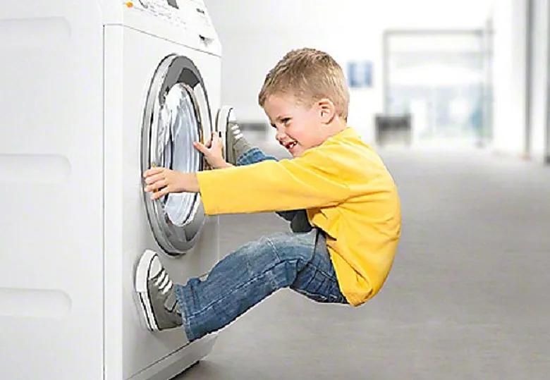 Cận cảnh công tắc cửa máy giặt Electrolux