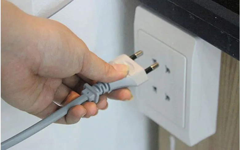 Rút phích điện trước khi khắc phục lỗi e1 máy giặt toshiba