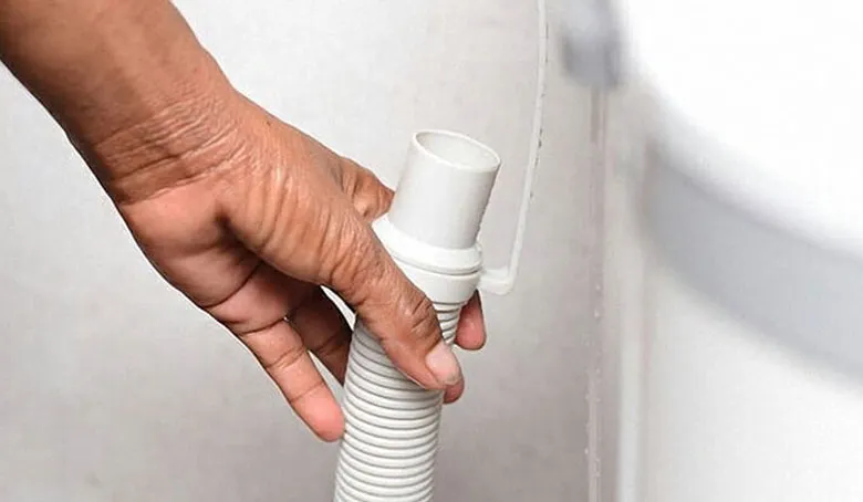 Kiểm tra đường ống xả nước máy giặt Toshiba