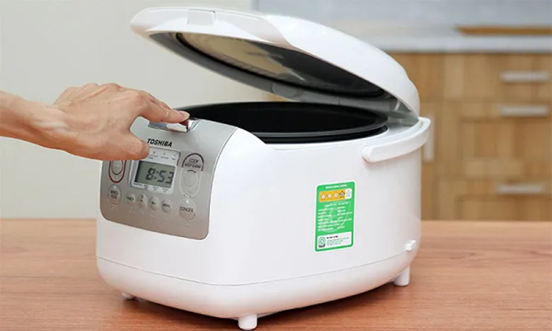 Ưu điểm thiết kế và lòng nồi chống dính của nồi cơm điện Toshiba cao cấp
