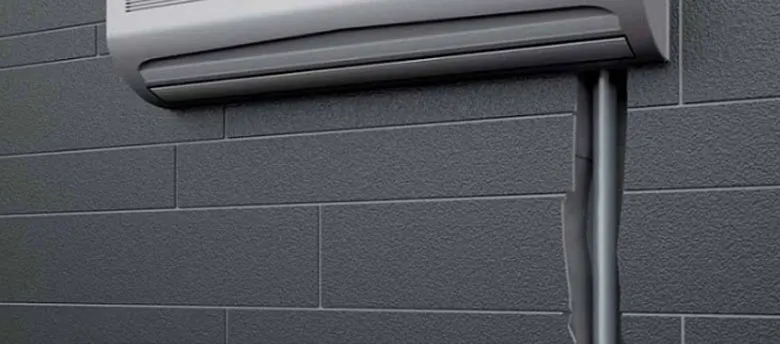 Cận cảnh ống thoát nước điều hòa bị bám bẩn hoặc gập