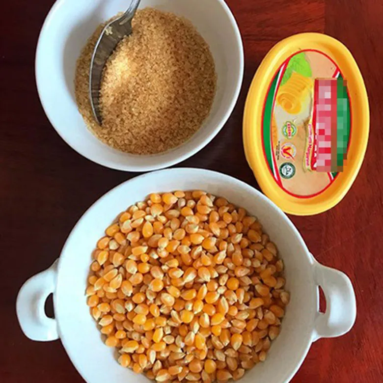 Cách làm bắp rang bơ bằng lò vi sóng gồm các nguyên liệu sau