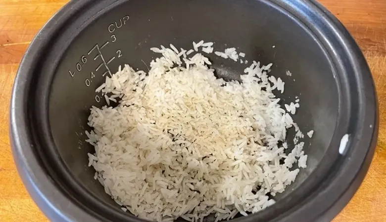 Cơm chín không đều có thể do rơ le nồi cơm điện bị hỏng