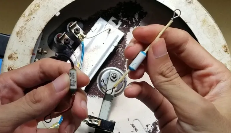 Kiểm tra cầu chì nhiệt nồi cơm điện bằng đồng hồ vạn năng